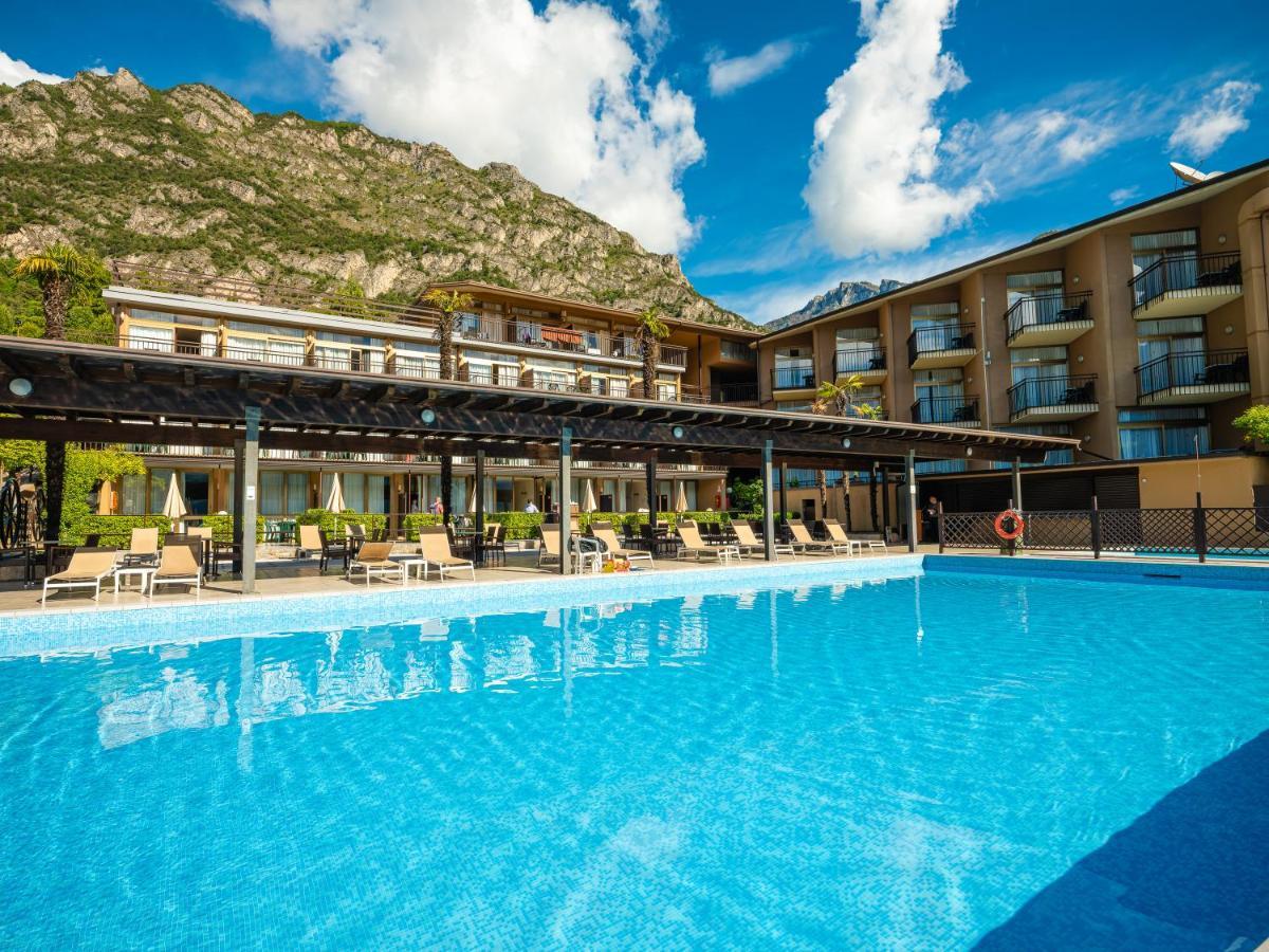 Hotel Leonardo Da Vinci ลีโมเนซุลการ์ดา ภายนอก รูปภาพ