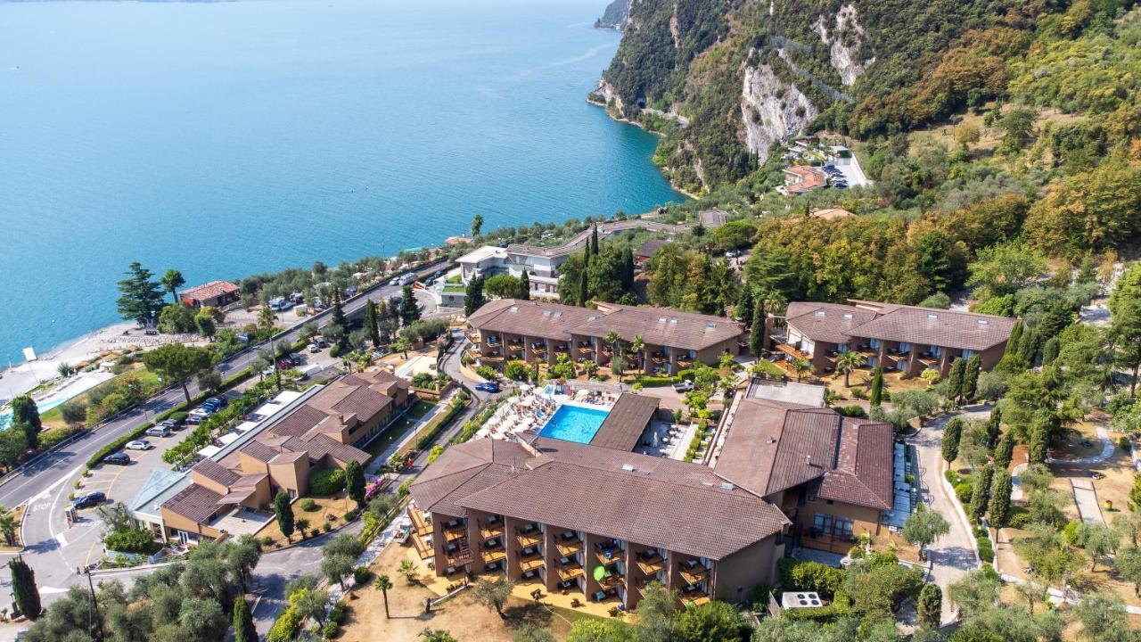 Hotel Leonardo Da Vinci ลีโมเนซุลการ์ดา ภายนอก รูปภาพ
